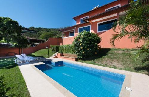 Joao Fernandes House | Relax at Casa De Carlos: Pet-Friendly Oceanfront Retreat