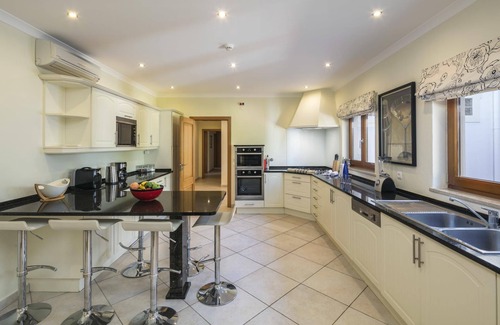 Colinas Verdes Villa | Discover Casa de Colinas - Family-Friendly Four Bedroom Villa