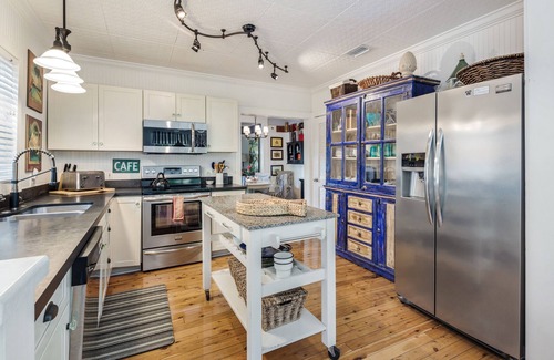 Old Town House | Casa De Cuba: Beach House with Ocean View Steps from Duval