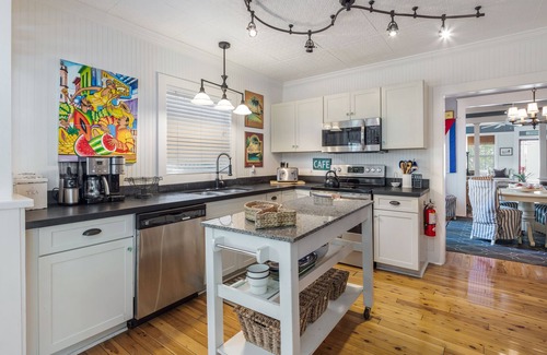 Old Town House | Casa De Cuba: Beach House with Ocean View Steps from Duval