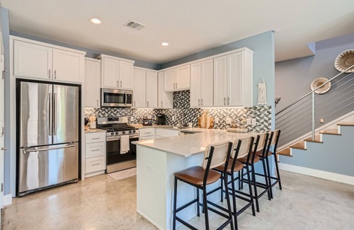 St. John - Coronado Hills House | Casa de Ellie J: Ideal Retreat Near Downtown with Breakfast