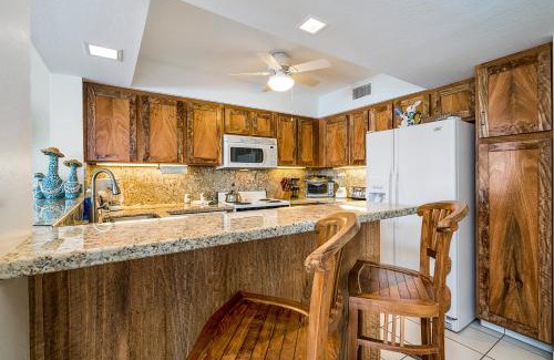 Kailua-Kona Apartment | Exceptional Casa De Emdeko 336: Pool & Family-Friendly Stay