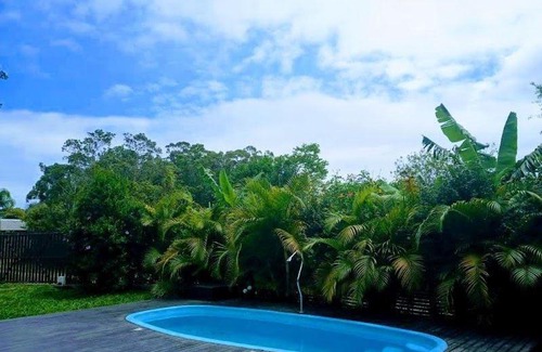 Praia do Rosa House | Relaxing Retreat at Casa de Férias with Pool by Praia do Rosa
