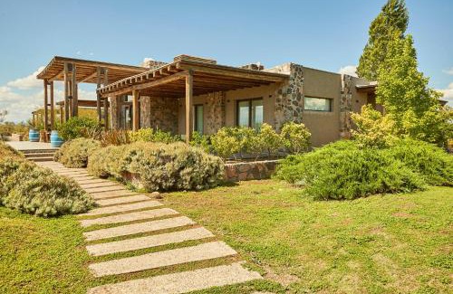 Vista Flores House | Pet-Friendly Stay at Casa de Huéspedes Bodega Gimenez Riili