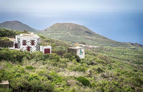 Erese House | Experience Oceanfront Bliss at Casa de Ita, Rated 9/10