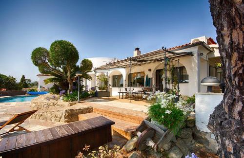 Roses Town Center Bed & Breakfast | Unforgettable Oceanfront Getaway at Casa de l’Albada
