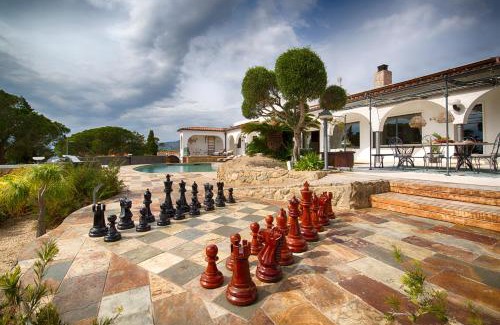 Roses Town Center Bed & Breakfast | Unforgettable Oceanfront Getaway at Casa de l’Albada