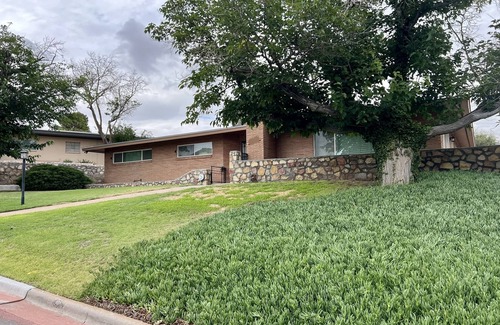 El Paso House | Casa de La Cruz: Pet-Friendly 3BR Retreat with Top Ratings