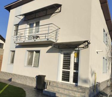 Tirgu Jiu House | Eco-Friendly Retreat: Casa de la Nuc with Hot Tub & Breakfast