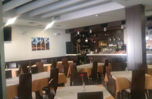 Estepa House | Cozy Casa de Larios: Pet-Friendly Stay with Kitchen Access