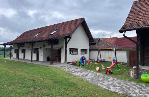 Arpasu de Sus Cabin | Discover Casa de Lemn: Family-Friendly with Hot Tub & Breakfast