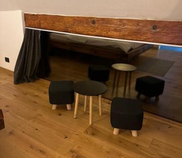 Arpasu de Sus Cabin | Discover Casa de Lemn: Family-Friendly with Hot Tub & Breakfast