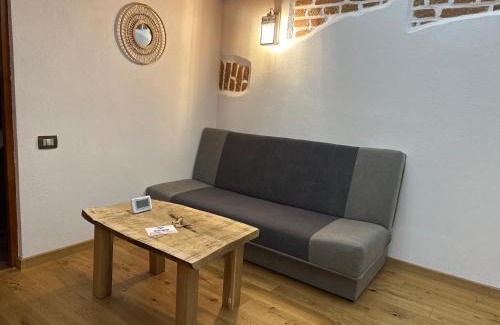 Arpasu de Sus Cabin | Discover Casa de Lemn: Family-Friendly with Hot Tub & Breakfast