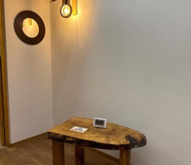 Arpasu de Sus Cabin | Discover Casa de Lemn: Family-Friendly with Hot Tub & Breakfast