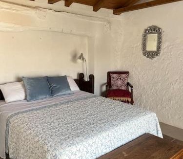 Alhama de Granada House | Explore Casa de los Zapateros: Your Budget-Friendly Getaway