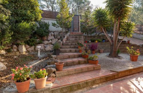Calafell House | Relaxing Casa de Madera en Calafell with Pool & Family Fun