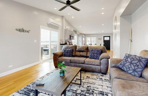 Channel Lake Apartment | Family-Friendly Casa de Nello - Upper Level Getaway