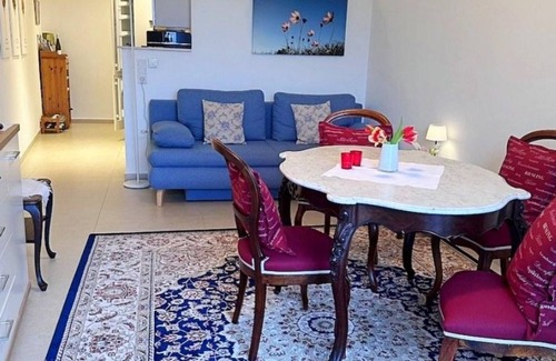 Neustadt an der Weinstrasse Apartment | Discover Casa del Vino: Family-Friendly with Balcony Views