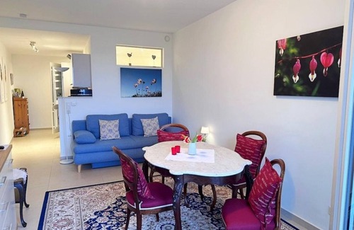 Neustadt an der Weinstrasse Apartment | Discover Casa del Vino: Family-Friendly with Balcony Views