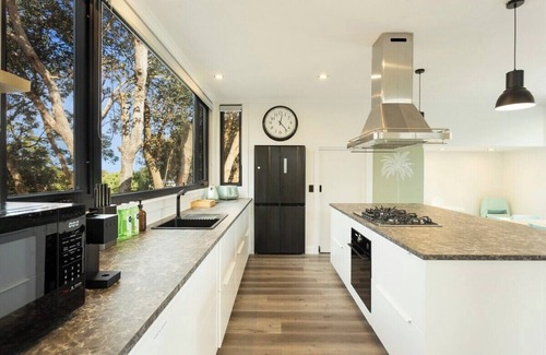 Rhyll House | Pet-Friendly Casa de Palmeras with 10/10 Guest Rating