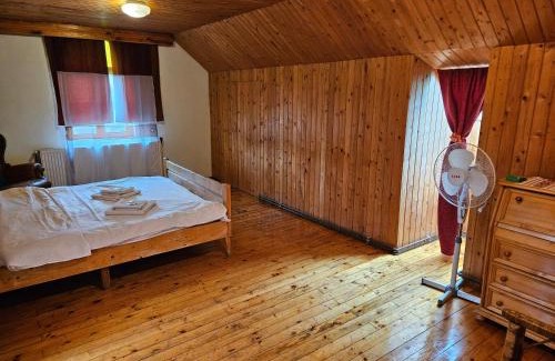 Olteni Villa | Idyllic Casa de pe lac Fedelesoiu with Pool & Pet-Friendly