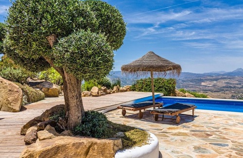 Canillas de Aceituno Villa | Explore Casa de Pilares Alcaucín: Exceptional Stay Awaits