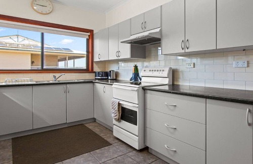 Lake Wangary House | Top-Rated Casa De Praia: Ideal Coffin Bay Escape with Kitchen