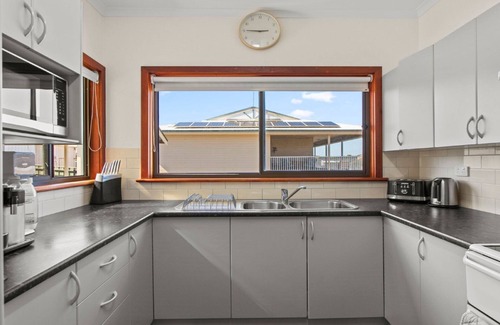 Lake Wangary House | Top-Rated Casa De Praia: Ideal Coffin Bay Escape with Kitchen