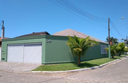 Parque Oasis House | Pet-Friendly Haven: Casa de Praia Peruibe with Pool & Kids Fun