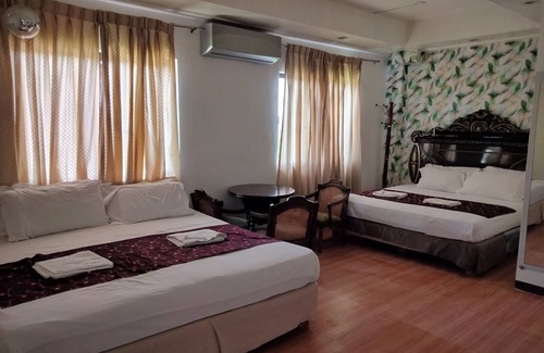 Rizal Province Hotel | Relax at Casa de Robles: Pool, Spa & Family-Friendly Fun