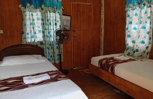 Rizal Province Hotel | Relax at Casa de Robles: Pool, Spa & Family-Friendly Fun