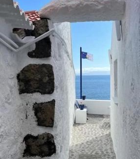 Santo Antao House | Elegant Casa Tosca: 4-Star Pet-Friendly Retreat