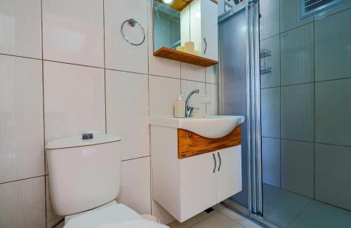 Kas Apartment | Cozy Casa De Sherys: Oceanfront Retreat with Great Amenities