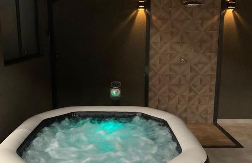 Olimpia House | Pet-Friendly Casa de Temporada do Spa with Hot Tub & Breakfast