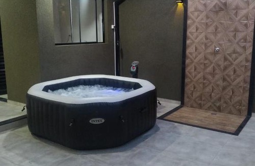 Olimpia House | Pet-Friendly Casa de Temporada do Spa with Hot Tub & Breakfast
