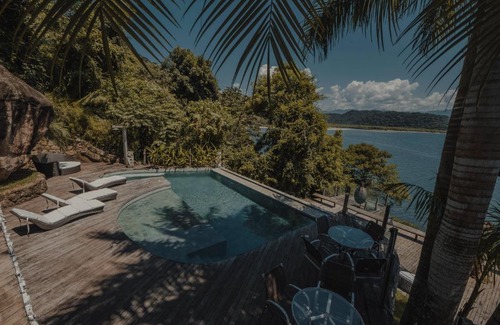 Paraty Villa | Relax at Casa de Vidro with Pool & Beachfront Views