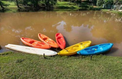 Itatiba Villa | Casa de Vidro na Mata, com Lago, cachoeira, caiaque, Stand up, escorregador no lago