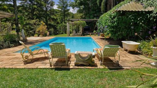 Itatiba Villa | Casa de Vidro na Mata, com Lago, cachoeira, caiaque, Stand up, escorregador no lago