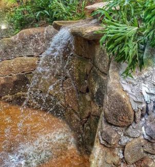 Itatiba Villa | Casa de Vidro na Mata, com Lago, cachoeira, caiaque, Stand up, escorregador no lago