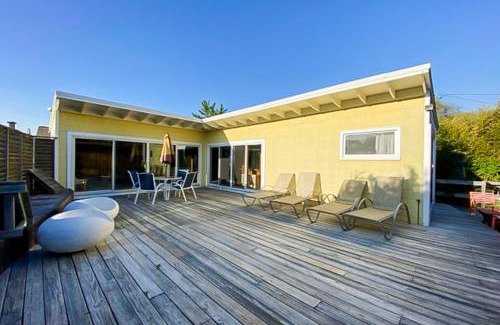 Ocean Bay Park House | Welcoming Casa de Zeus: Family and Pet-Friendly Escape