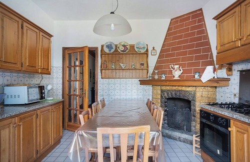 Luni Villa | Casa degli Zii Letizia: Garden Oasis with Ocean View & Wi-Fi