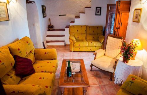 Canillas de Aceituno Villa | Pet-Friendly Oasis at Casa del Algarrobo - Rated 10/10