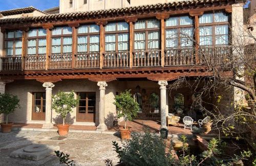 Toledo City Center Villa | Elegant Casa del Armiño: 4-Star Oceanfront Family Retreat