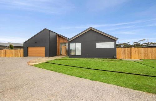 Bellbrae House | Relaxing Retreat Steps from Torquay Beaches with Pet Friendly Vibes