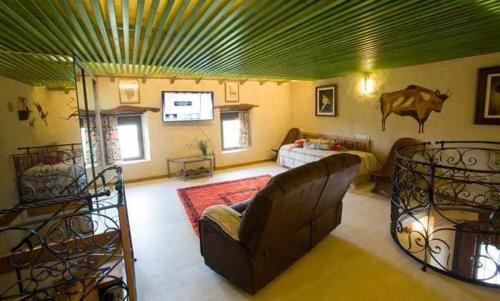 Cabezas Bajas House | Casa del Cerro: Unique Rural Retreat for Families