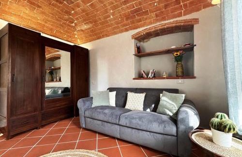 Molina di Quosa-Rigoli House | Historic Casa del Glicine: Child-Friendly Getaway