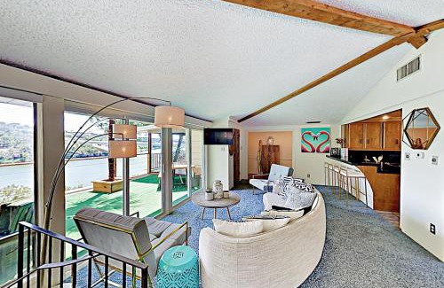 Marble Falls House | Welcoming Casa del Lago: Pet-Friendly Stay with Pool