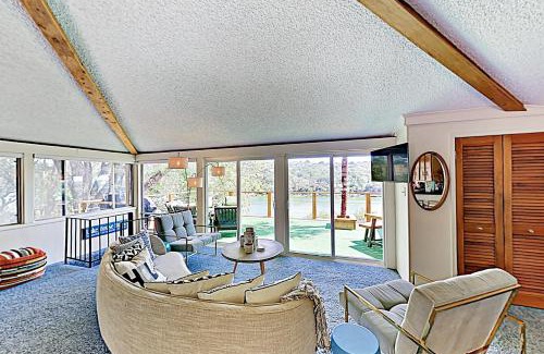 Marble Falls House | Welcoming Casa del Lago: Pet-Friendly Stay with Pool