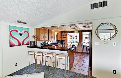 Marble Falls House | Welcoming Casa del Lago: Pet-Friendly Stay with Pool