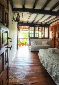 Santillana del Mar House | Cozy Casa del Lavadero: Family-Friendly with Kitchen Access